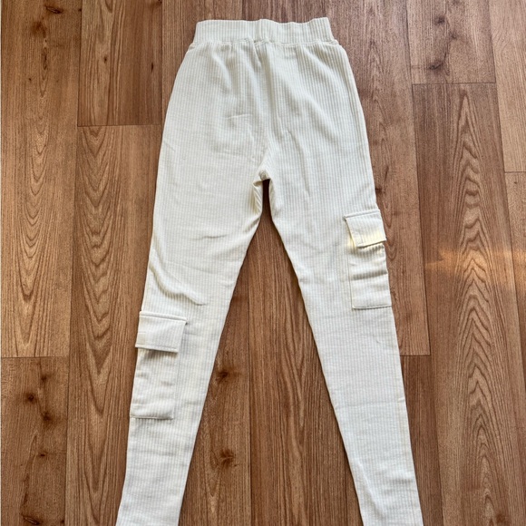 PrettyLittleThing Ribbed Leggings - Picture 3 of 3